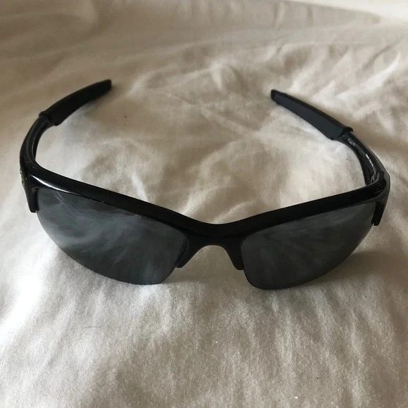 OAKLEY Sunglasses with Polarized Lenses & Trio of Microbag Lens Cleaners 😎 - Picture 3 of 8